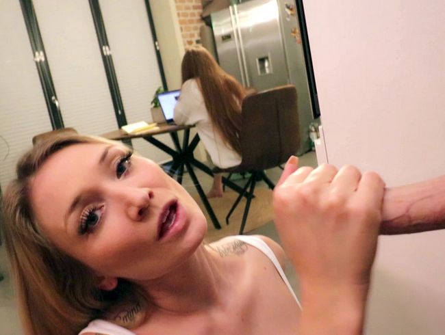 PSSST! Heimlicher Blowjob hinter Liahs Rücken